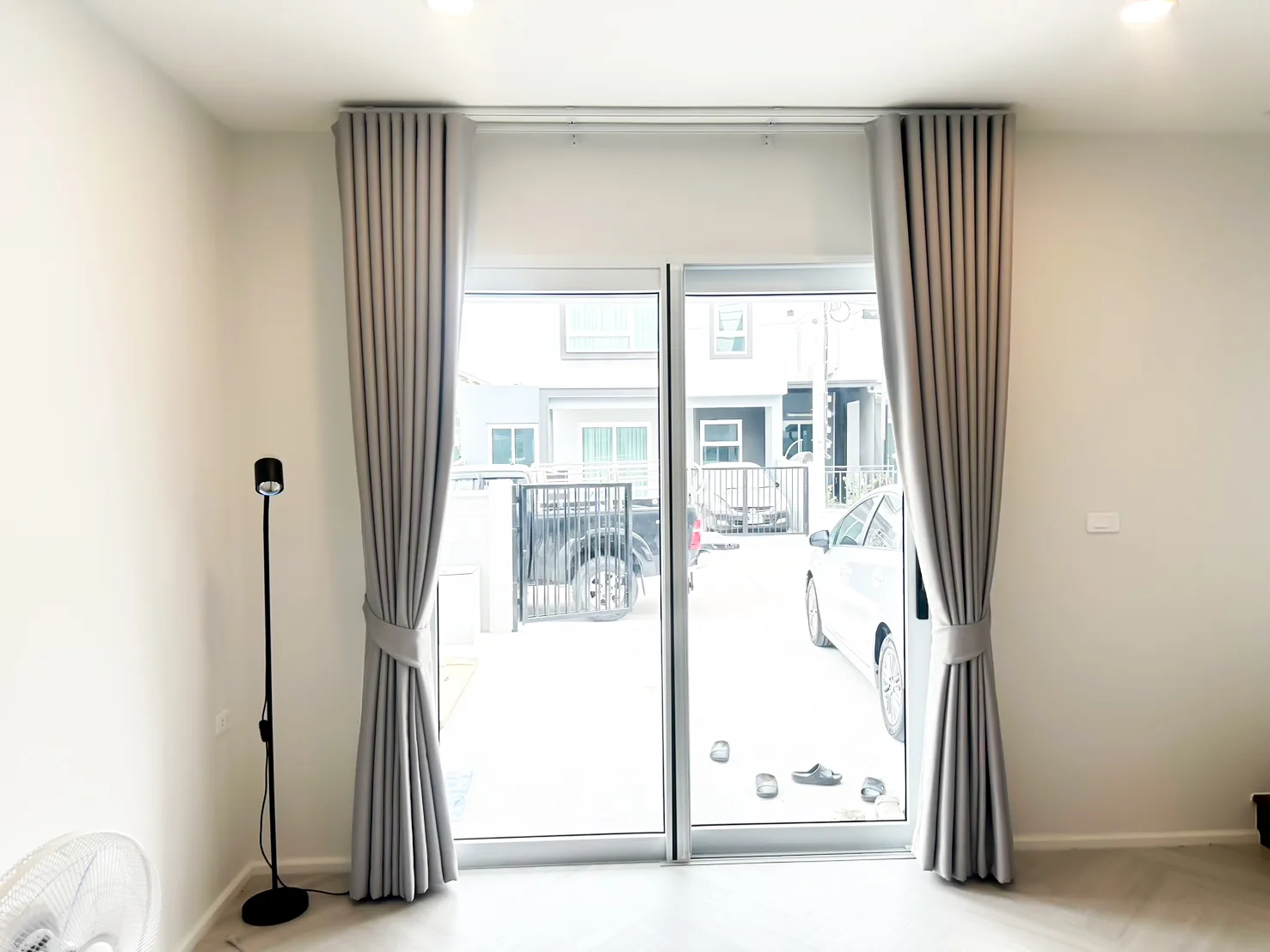 Tape-curtain and pleated sheer curtains (1)